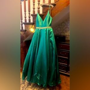 Beautiful emerald green prom dress with pockets! Lace up back and back cut out!